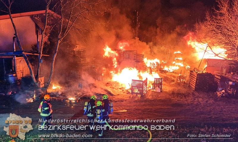 20250207_Brand auf einem Lagerplatz in Tribuswinkel Foto: Stefan Schneider BFKDO BADEN 20250207_Brand auf einem Lagerplatz in Tribuswinkel Foto: Stefan Schneider BFKDO BADEN