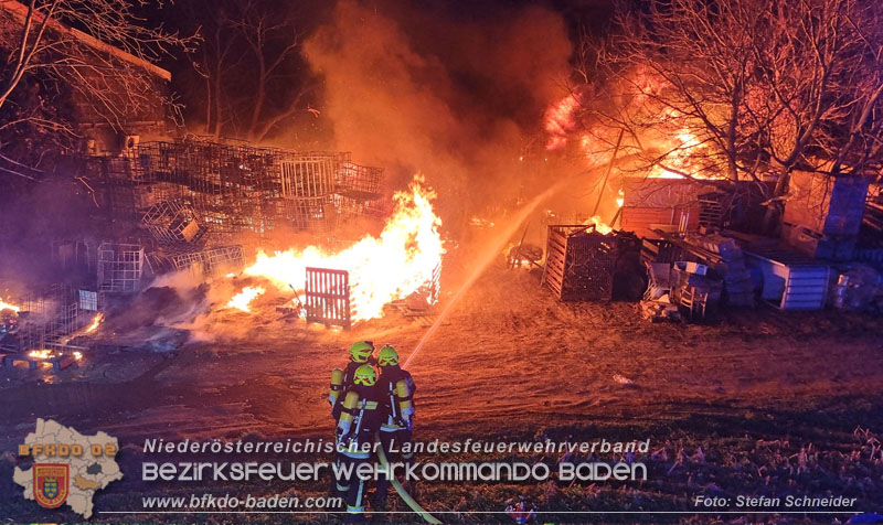 20250207_Brand auf einem Lagerplatz in Tribuswinkel Foto: Stefan Schneider BFKDO BADEN 20250207_Brand auf einem Lagerplatz in Tribuswinkel Foto: Stefan Schneider BFKDO BADEN