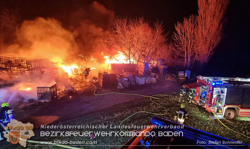 20250207_Brand auf einem Lagerplatz in Tribuswinkel Foto: Stefan Schneider BFKDO BADEN 20250207_Brand auf einem Lagerplatz in Tribuswinkel Foto: Stefan Schneider BFKDO BADEN