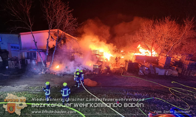 20250207_Brand auf einem Lagerplatz in Tribuswinkel Foto: Stefan Schneider BFKDO BADEN 20250207_Brand auf einem Lagerplatz in Tribuswinkel Foto: Stefan Schneider BFKDO BADEN