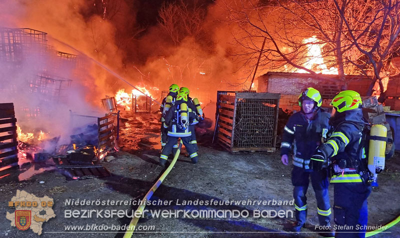 20250207_Brand auf einem Lagerplatz in Tribuswinkel Foto: Stefan Schneider BFKDO BADEN 20250207_Brand auf einem Lagerplatz in Tribuswinkel Foto: Stefan Schneider BFKDO BADEN
