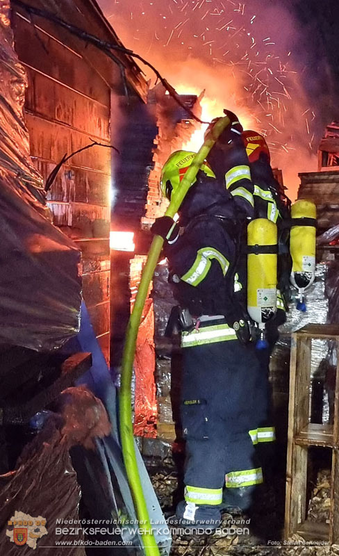 20250207_Brand auf einem Lagerplatz in Tribuswinkel Foto: Stefan Schneider BFKDO BADEN 20250207_Brand auf einem Lagerplatz in Tribuswinkel Foto: Stefan Schneider BFKDO BADEN
