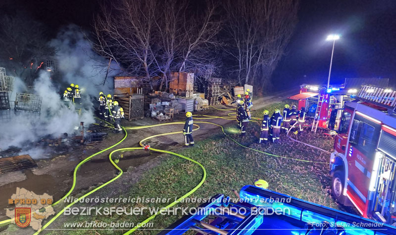 20250207_Brand auf einem Lagerplatz in Tribuswinkel Foto: Stefan Schneider BFKDO BADEN 20250207_Brand auf einem Lagerplatz in Tribuswinkel Foto: Stefan Schneider BFKDO BADEN