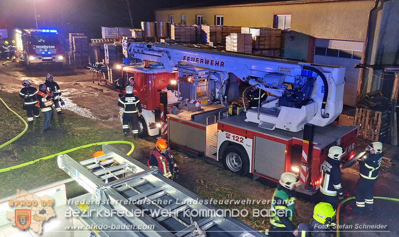 20250207_Brand auf einem Lagerplatz in Tribuswinkel Foto: Stefan Schneider BFKDO BADEN 20250207_Brand auf einem Lagerplatz in Tribuswinkel Foto: Stefan Schneider BFKDO BADEN