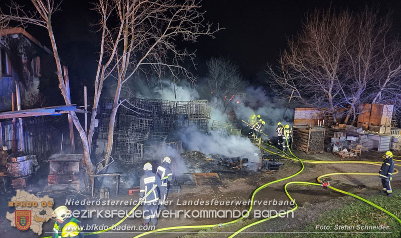 20250207_Brand auf einem Lagerplatz in Tribuswinkel Foto: Stefan Schneider BFKDO BADEN 20250207_Brand auf einem Lagerplatz in Tribuswinkel Foto: Stefan Schneider BFKDO BADEN