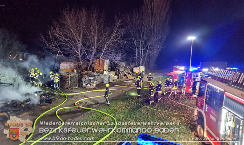 20250207_Brand auf einem Lagerplatz in Tribuswinkel Foto: Stefan Schneider BFKDO BADEN 20250207_Brand auf einem Lagerplatz in Tribuswinkel Foto: Stefan Schneider BFKDO BADEN