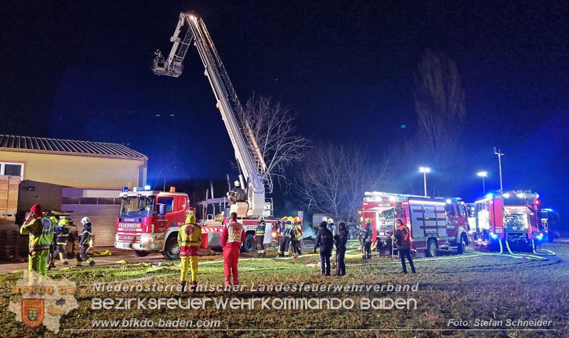 20250207_Brand auf einem Lagerplatz in Tribuswinkel Foto: Stefan Schneider BFKDO BADEN 20250207_Brand auf einem Lagerplatz in Tribuswinkel Foto: Stefan Schneider BFKDO BADEN