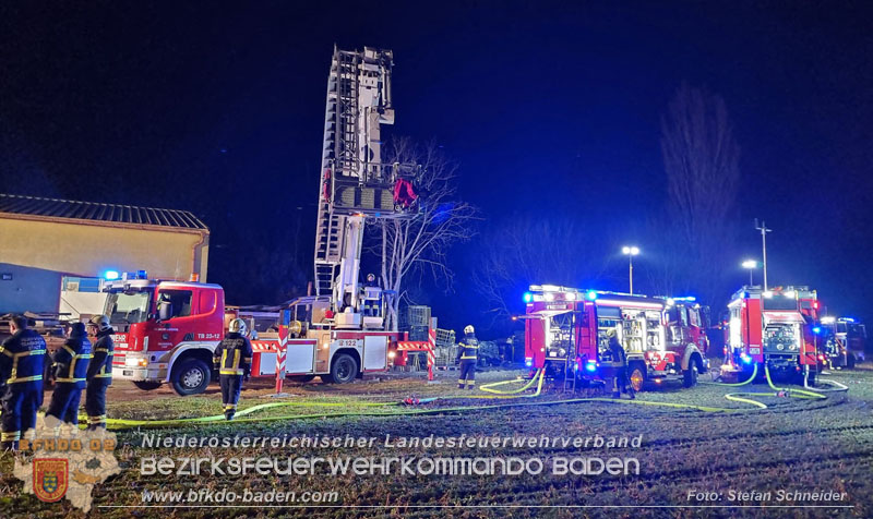 20250207_Brand auf einem Lagerplatz in Tribuswinkel Foto: Stefan Schneider BFKDO BADEN 20250207_Brand auf einem Lagerplatz in Tribuswinkel Foto: Stefan Schneider BFKDO BADEN