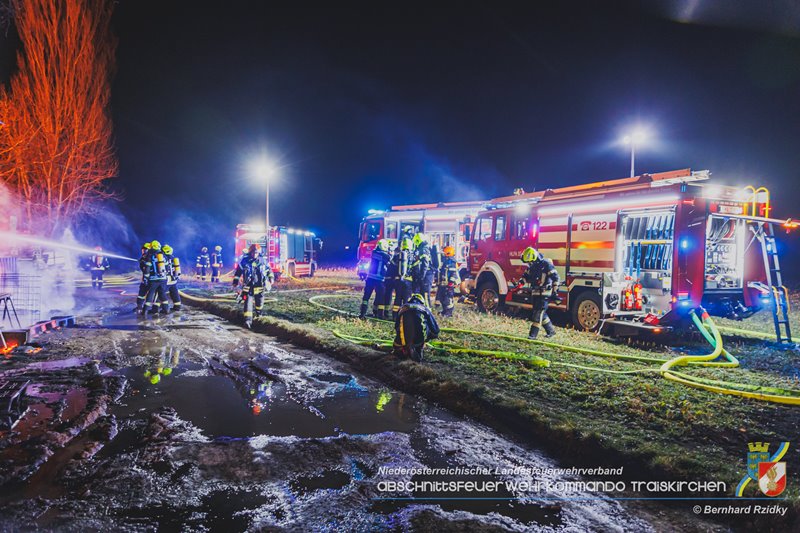 20250207_Brand auf einem Lagerplatz in Tribuswinkel Foto: Bernhard Rzidky ÖA AFKDO Traiskirchen 20250207_Brand auf einem Lagerplatz in Tribuswinkel Foto: Bernhard Rzidky ÖA AFKDO Traiskirchen