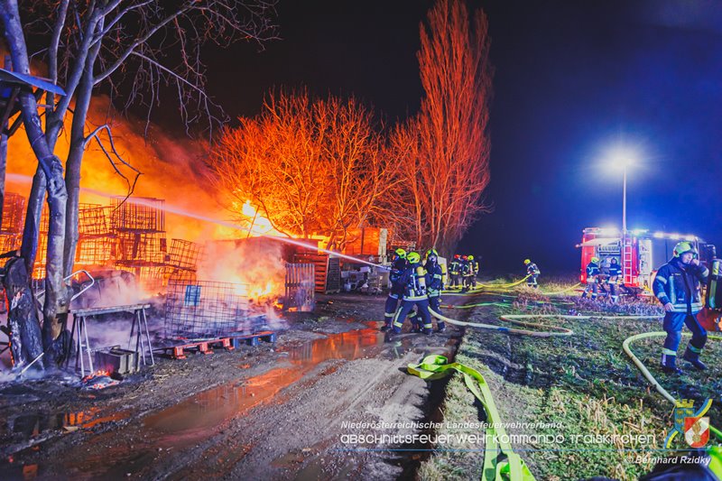 20250207_Brand auf einem Lagerplatz in Tribuswinkel Foto: Bernhard Rzidky ÖA AFKDO Traiskirchen 20250207_Brand auf einem Lagerplatz in Tribuswinkel Foto: Bernhard Rzidky ÖA AFKDO Traiskirchen