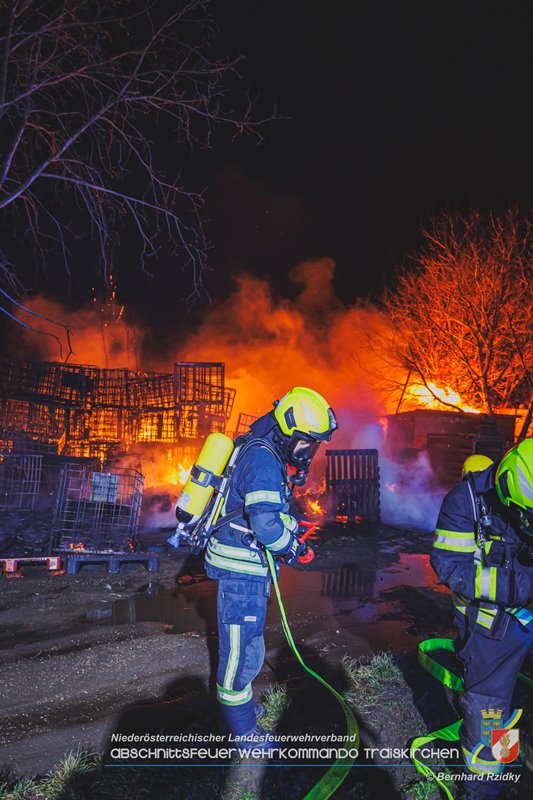 20250207_Brand auf einem Lagerplatz in Tribuswinkel Foto: Bernhard Rzidky ÖA AFKDO Traiskirchen 20250207_Brand auf einem Lagerplatz in Tribuswinkel Foto: Bernhard Rzidky ÖA AFKDO Traiskirchen