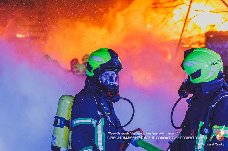 20250207_Brand auf einem Lagerplatz in Tribuswinkel Foto: Bernhard Rzidky ÖA AFKDO Traiskirchen 20250207_Brand auf einem Lagerplatz in Tribuswinkel Foto: Bernhard Rzidky ÖA AFKDO Traiskirchen