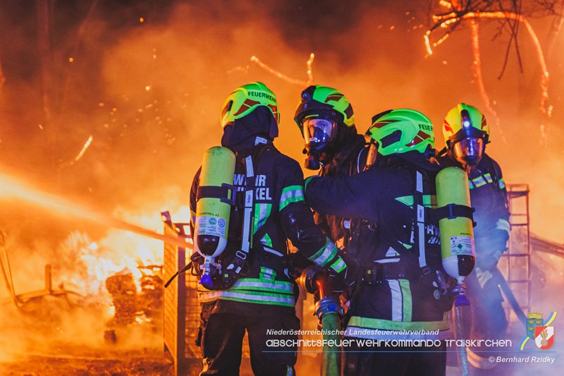 20250207_Brand auf einem Lagerplatz in Tribuswinkel Foto: Bernhard Rzidky ÖA AFKDO Traiskirchen 20250207_Brand auf einem Lagerplatz in Tribuswinkel Foto: Bernhard Rzidky ÖA AFKDO Traiskirchen