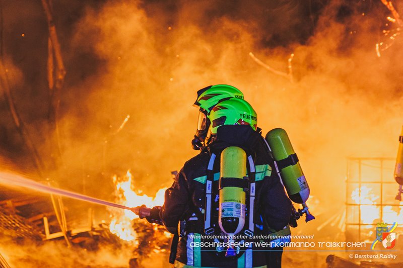 20250207_Brand auf einem Lagerplatz in Tribuswinkel Foto: Bernhard Rzidky ÖA AFKDO Traiskirchen 20250207_Brand auf einem Lagerplatz in Tribuswinkel Foto: Bernhard Rzidky ÖA AFKDO Traiskirchen