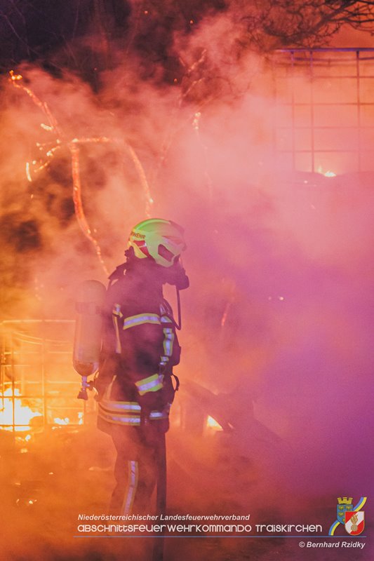 20250207_Brand auf einem Lagerplatz in Tribuswinkel Foto: Bernhard Rzidky ÖA AFKDO Traiskirchen 20250207_Brand auf einem Lagerplatz in Tribuswinkel Foto: Bernhard Rzidky ÖA AFKDO Traiskirchen