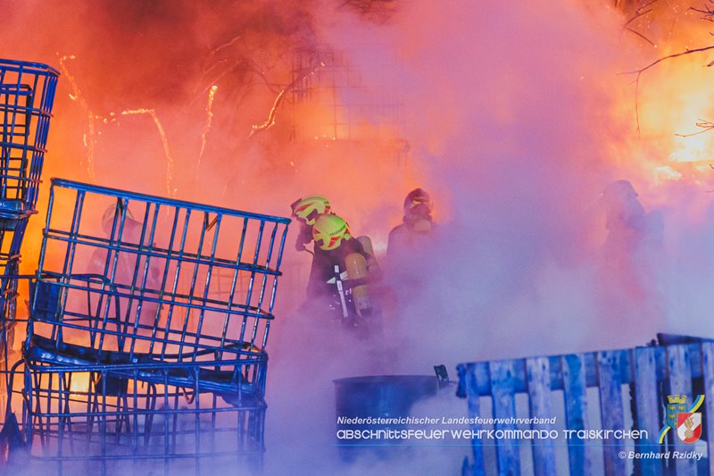 20250207_Brand auf einem Lagerplatz in Tribuswinkel Foto: Bernhard Rzidky ÖA AFKDO Traiskirchen 20250207_Brand auf einem Lagerplatz in Tribuswinkel Foto: Bernhard Rzidky ÖA AFKDO Traiskirchen