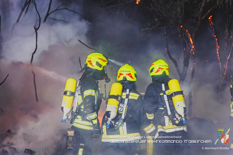 20250207_Brand auf einem Lagerplatz in Tribuswinkel Foto: Bernhard Rzidky ÖA AFKDO Traiskirchen 20250207_Brand auf einem Lagerplatz in Tribuswinkel Foto: Bernhard Rzidky ÖA AFKDO Traiskirchen