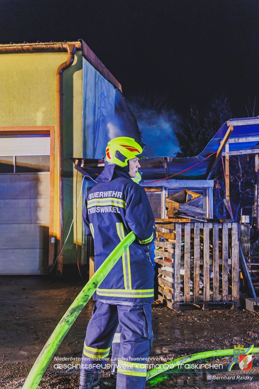 20250207_Brand auf einem Lagerplatz in Tribuswinkel Foto: Bernhard Rzidky ÖA AFKDO Traiskirchen 20250207_Brand auf einem Lagerplatz in Tribuswinkel Foto: Bernhard Rzidky ÖA AFKDO Traiskirchen