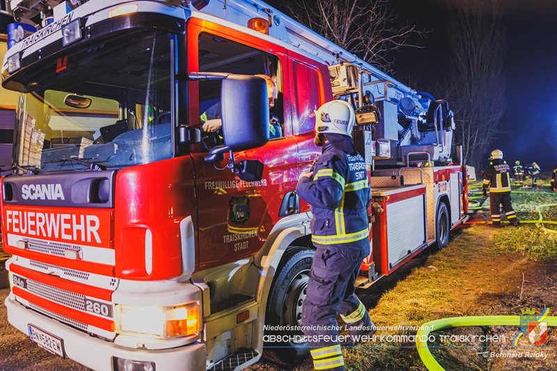 20250207_Brand auf einem Lagerplatz in Tribuswinkel Foto: Bernhard Rzidky ÖA AFKDO Traiskirchen 20250207_Brand auf einem Lagerplatz in Tribuswinkel Foto: Bernhard Rzidky ÖA AFKDO Traiskirchen