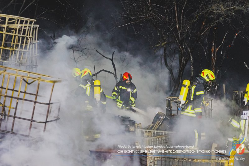 20250207_Brand auf einem Lagerplatz in Tribuswinkel Foto: Bernhard Rzidky ÖA AFKDO Traiskirchen 20250207_Brand auf einem Lagerplatz in Tribuswinkel Foto: Bernhard Rzidky ÖA AFKDO Traiskirchen