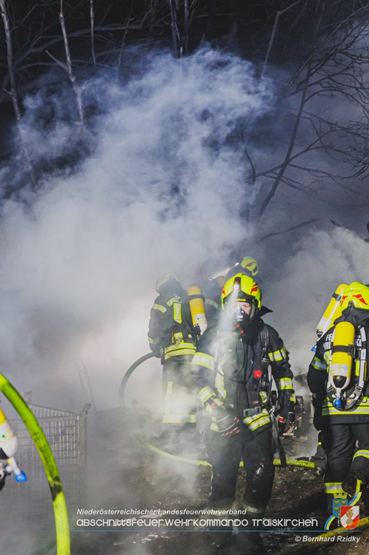 20250207_Brand auf einem Lagerplatz in Tribuswinkel Foto: Bernhard Rzidky ÖA AFKDO Traiskirchen 20250207_Brand auf einem Lagerplatz in Tribuswinkel Foto: Bernhard Rzidky ÖA AFKDO Traiskirchen