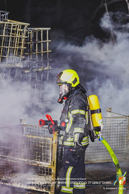 20250207_Brand auf einem Lagerplatz in Tribuswinkel Foto: Bernhard Rzidky ÖA AFKDO Traiskirchen 20250207_Brand auf einem Lagerplatz in Tribuswinkel Foto: Bernhard Rzidky ÖA AFKDO Traiskirchen