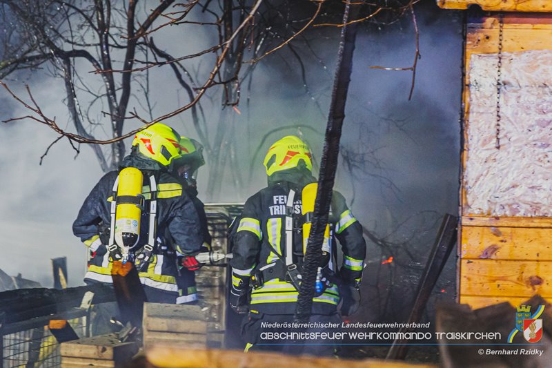 20250207_Brand auf einem Lagerplatz in Tribuswinkel Foto: Bernhard Rzidky ÖA AFKDO Traiskirchen 20250207_Brand auf einem Lagerplatz in Tribuswinkel Foto: Bernhard Rzidky ÖA AFKDO Traiskirchen