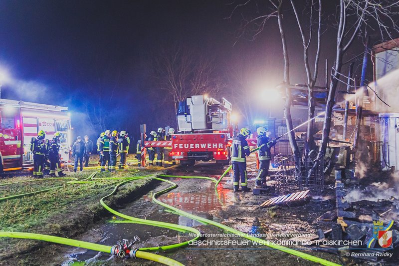 20250207_Brand auf einem Lagerplatz in Tribuswinkel Foto: Bernhard Rzidky ÖA AFKDO Traiskirchen 20250207_Brand auf einem Lagerplatz in Tribuswinkel Foto: Bernhard Rzidky ÖA AFKDO Traiskirchen