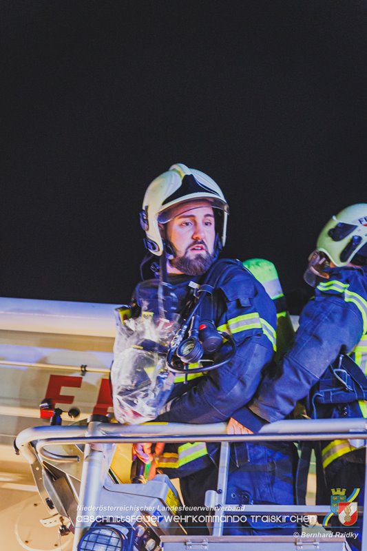 20250207_Brand auf einem Lagerplatz in Tribuswinkel Foto: Bernhard Rzidky ÖA AFKDO Traiskirchen 20250207_Brand auf einem Lagerplatz in Tribuswinkel Foto: Bernhard Rzidky ÖA AFKDO Traiskirchen