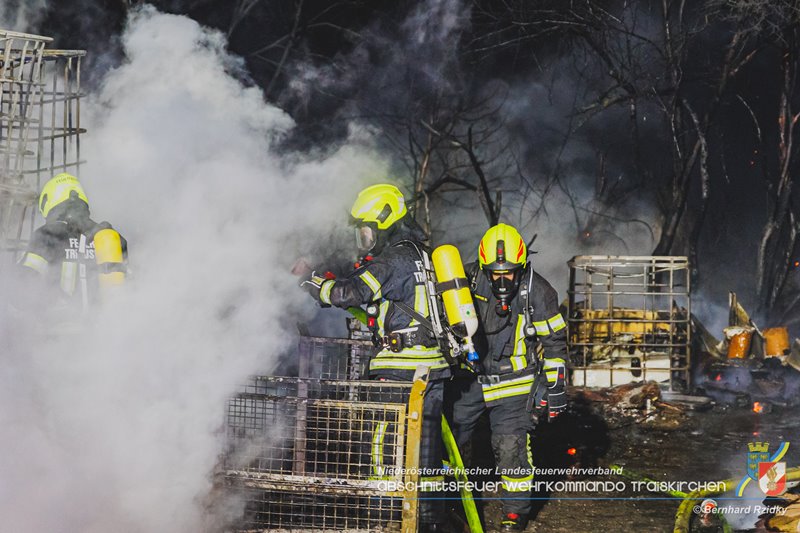 20250207_Brand auf einem Lagerplatz in Tribuswinkel Foto: Bernhard Rzidky ÖA AFKDO Traiskirchen 20250207_Brand auf einem Lagerplatz in Tribuswinkel Foto: Bernhard Rzidky ÖA AFKDO Traiskirchen