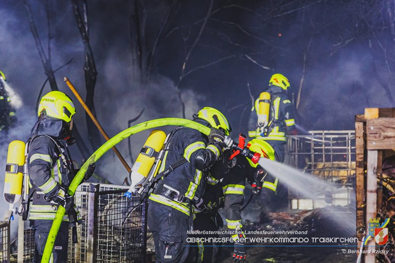 20250207_Brand auf einem Lagerplatz in Tribuswinkel Foto: Bernhard Rzidky ÖA AFKDO Traiskirchen 20250207_Brand auf einem Lagerplatz in Tribuswinkel Foto: Bernhard Rzidky ÖA AFKDO Traiskirchen