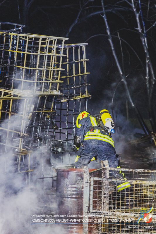 20250207_Brand auf einem Lagerplatz in Tribuswinkel Foto: Bernhard Rzidky ÖA AFKDO Traiskirchen 20250207_Brand auf einem Lagerplatz in Tribuswinkel Foto: Bernhard Rzidky ÖA AFKDO Traiskirchen