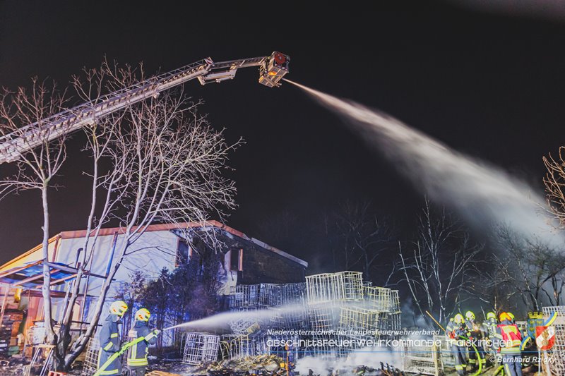 20250207_Brand auf einem Lagerplatz in Tribuswinkel Foto: Bernhard Rzidky ÖA AFKDO Traiskirchen 20250207_Brand auf einem Lagerplatz in Tribuswinkel Foto: Bernhard Rzidky ÖA AFKDO Traiskirchen