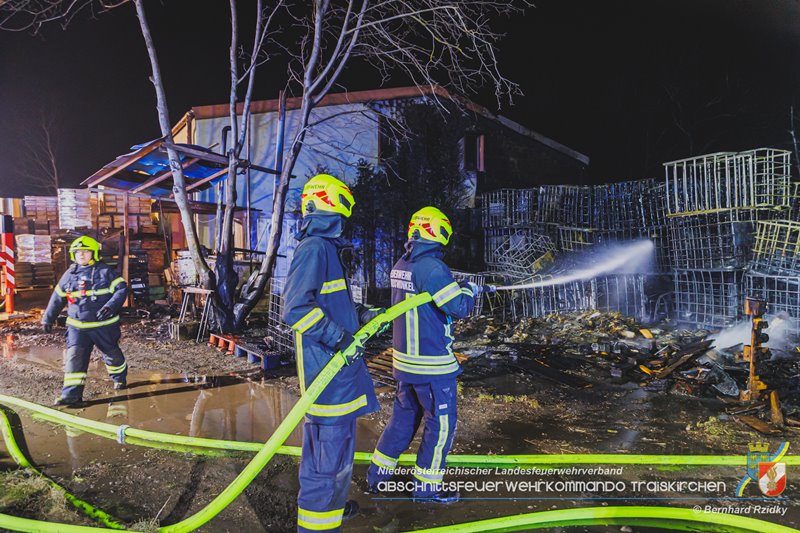 20250207_Brand auf einem Lagerplatz in Tribuswinkel Foto: Bernhard Rzidky ÖA AFKDO Traiskirchen 20250207_Brand auf einem Lagerplatz in Tribuswinkel Foto: Bernhard Rzidky ÖA AFKDO Traiskirchen