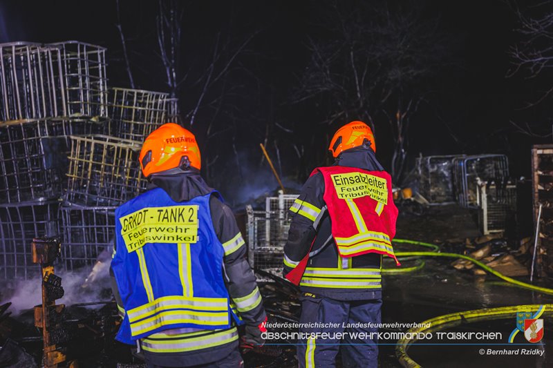 20250207_Brand auf einem Lagerplatz in Tribuswinkel Foto: Bernhard Rzidky ÖA AFKDO Traiskirchen 20250207_Brand auf einem Lagerplatz in Tribuswinkel Foto: Bernhard Rzidky ÖA AFKDO Traiskirchen