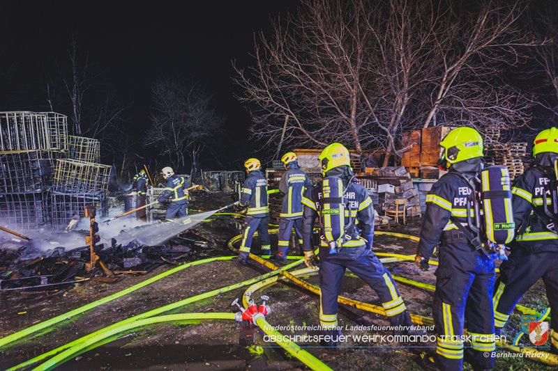 20250207_Brand auf einem Lagerplatz in Tribuswinkel Foto: Bernhard Rzidky ÖA AFKDO Traiskirchen 20250207_Brand auf einem Lagerplatz in Tribuswinkel Foto: Bernhard Rzidky ÖA AFKDO Traiskirchen