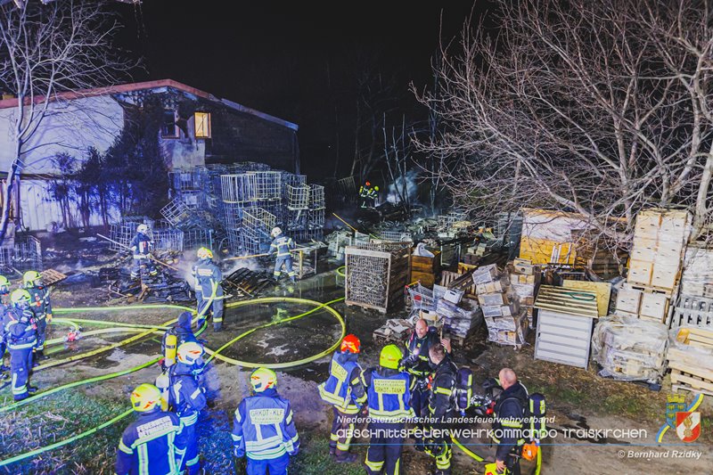 20250207_Brand auf einem Lagerplatz in Tribuswinkel Foto: Bernhard Rzidky ÖA AFKDO Traiskirchen 20250207_Brand auf einem Lagerplatz in Tribuswinkel Foto: Bernhard Rzidky ÖA AFKDO Traiskirchen