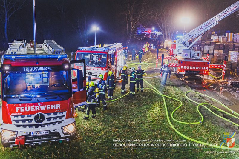 20250207_Brand auf einem Lagerplatz in Tribuswinkel Foto: Bernhard Rzidky ÖA AFKDO Traiskirchen 20250207_Brand auf einem Lagerplatz in Tribuswinkel Foto: Bernhard Rzidky ÖA AFKDO Traiskirchen