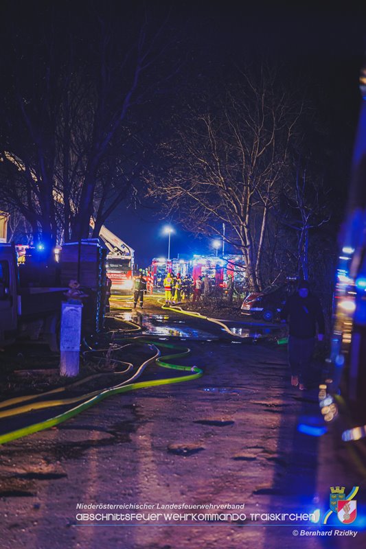 20250207_Brand auf einem Lagerplatz in Tribuswinkel Foto: Bernhard Rzidky ÖA AFKDO Traiskirchen 20250207_Brand auf einem Lagerplatz in Tribuswinkel Foto: Bernhard Rzidky ÖA AFKDO Traiskirchen