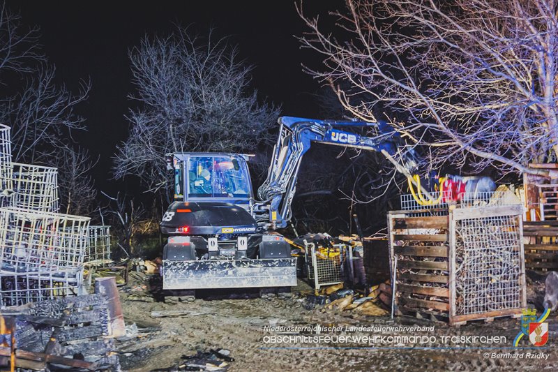 20250207_Brand auf einem Lagerplatz in Tribuswinkel Foto: Bernhard Rzidky ÖA AFKDO Traiskirchen 20250207_Brand auf einem Lagerplatz in Tribuswinkel Foto: Bernhard Rzidky ÖA AFKDO Traiskirchen