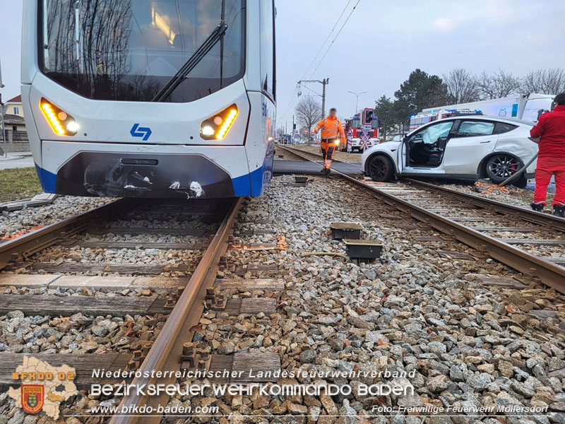 20250218_Zusammenstoß Elektro-Pkw und Badner-Bahn auf WLB Bahnübergang in Traiskirchen - ein Verletzter   Foto: Markus Bartlweber FF Möllersdorf