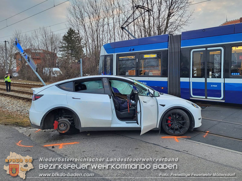 20250218_Zusammenstoß Elektro-Pkw und Badner-Bahn auf WLB Bahnübergang in Traiskirchen - ein Verletzter   Foto: Markus Bartlweber FF Möllersdorf