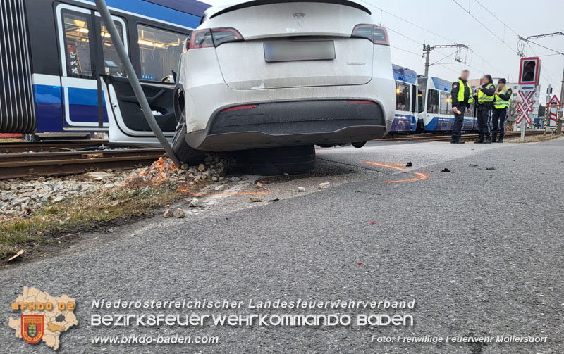 20250218_Zusammenstoß Elektro-Pkw und Badner-Bahn auf WLB Bahnübergang in Traiskirchen - ein Verletzter   Foto: Markus Bartlweber FF Möllersdorf