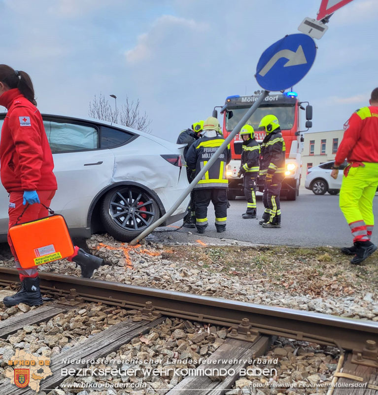 20250218_Zusammenstoß Elektro-Pkw und Badner-Bahn auf WLB Bahnübergang in Traiskirchen - ein Verletzter   Foto: Markus Bartlweber FF Möllersdorf