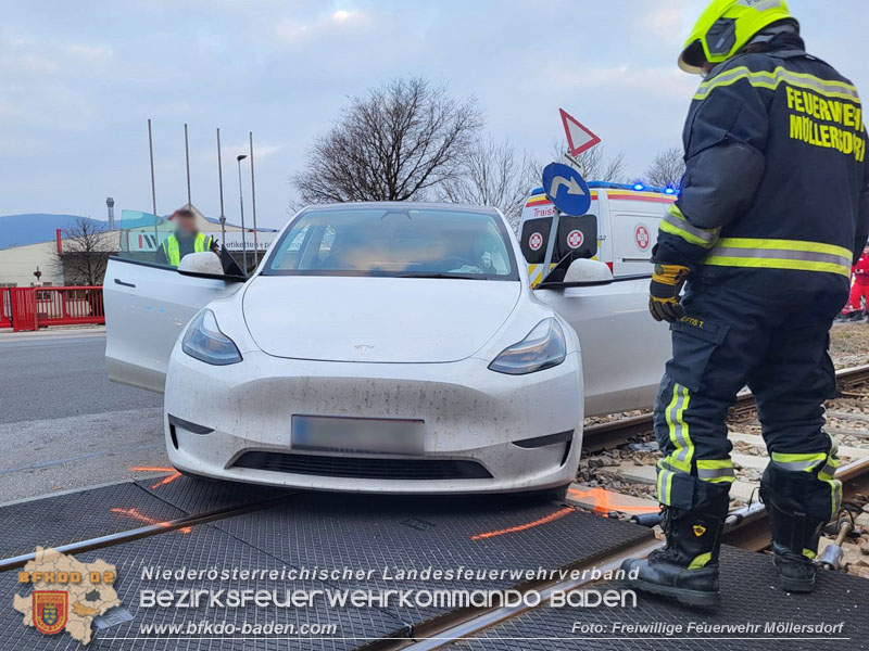 20250218_Zusammenstoß Elektro-Pkw und Badner-Bahn auf WLB Bahnübergang in Traiskirchen - ein Verletzter   Foto: Markus Bartlweber FF Möllersdorf