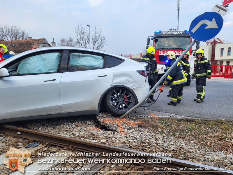 20250218_Zusammenstoß Elektro-Pkw und Badner-Bahn auf WLB Bahnübergang in Traiskirchen - ein Verletzter   Foto: Markus Bartlweber FF Möllersdorf