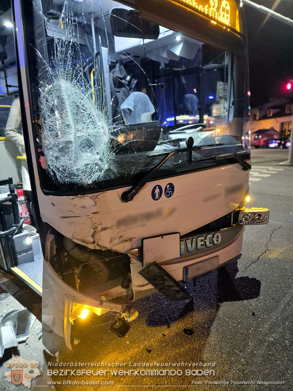 20250228_Verkehrsunfall mit Linienbus in Weigelsdorf   Foto: FF Weigelsdorf