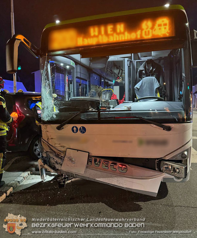 20250228_Verkehrsunfall mit Linienbus in Weigelsdorf   Foto: FF Weigelsdorf