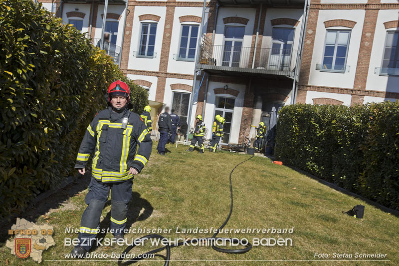 20250302_Brand auf Terrasse bei Wohnhausanlage in Oberwaltersdorf   Foto: Stefan Schneider BFKDO BADEN