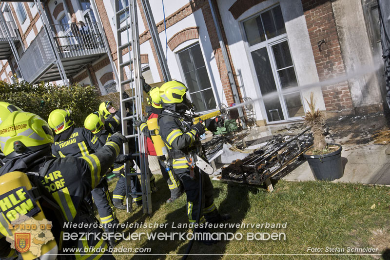 20250302_Brand auf Terrasse bei Wohnhausanlage in Oberwaltersdorf   Foto: Stefan Schneider BFKDO BADEN